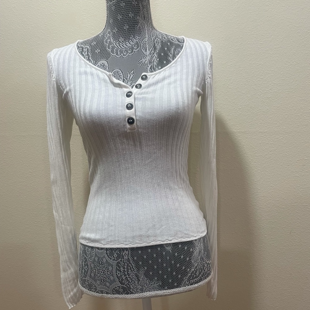 Women’s Urban Outfitters shirt size M.